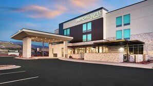Un hotel con diseño moderno, una entrada techada y un cartel que indica que es un Springhill Suites by Marriott.