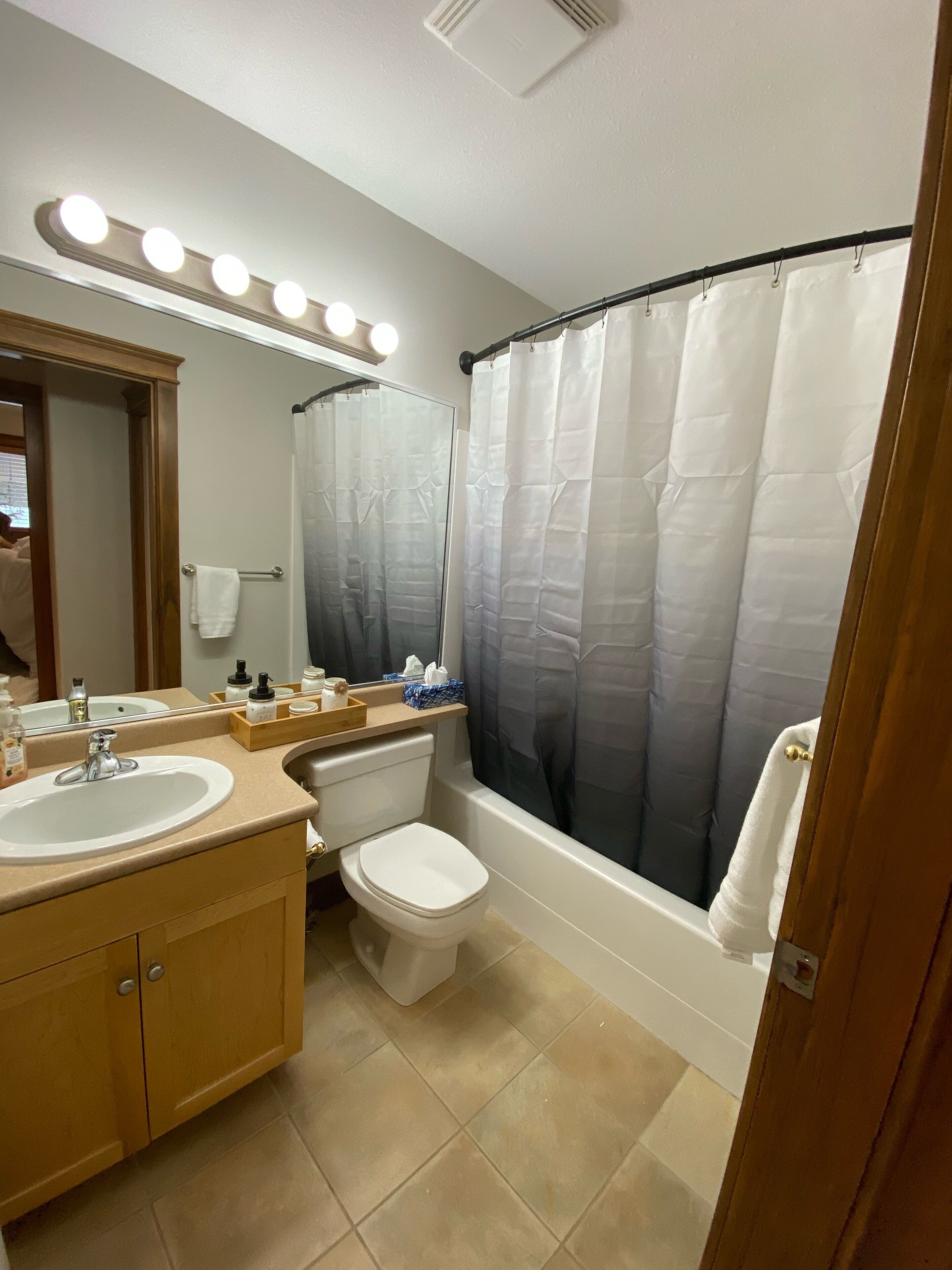 Ein Badezimmer mit Waschbecken, Toilette und Badewanne.