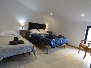 3 slaapkamers, een strijkplank/strijkijzer, reisbedje, gratis wifi