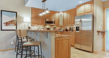 Cozy Beaver Creek Getaway Minutes From Ski Lift!