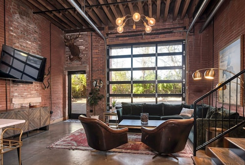 One-Of-A-Kind! Roll Up Garage Door, Pool, Speakeasy