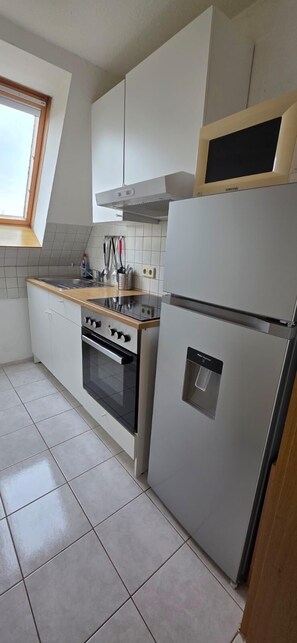 Kühlschrank, Ofen, Herdplatte, Toaster