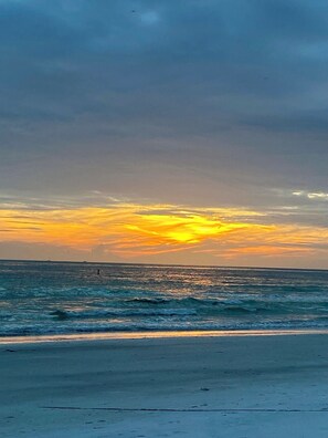Beach nearby, sun loungers, beach towels