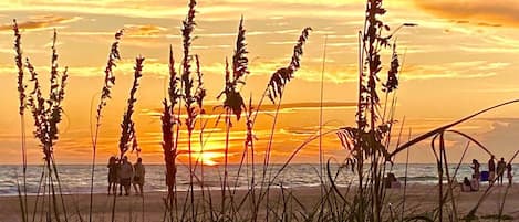 Perto da praia, espreguiçadeiras, toalhas de praia