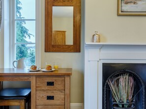 Interior - 4 bedroom accommodation in Newtown (Newtown)