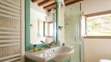 Dusche, Haartrockner, Bidet