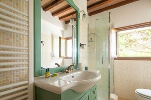 Regadera, secadora de cabello, bidet 