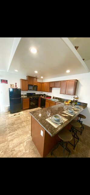 Private kitchen - Amazing beautifully Furnished 4Bdr 2Ba Home Sleeps 9 (Bakersfield)