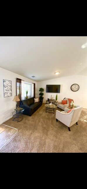 Living area - Amazing beautifully Furnished 4Bdr 2Ba Home Sleeps 9 (Bakersfield)