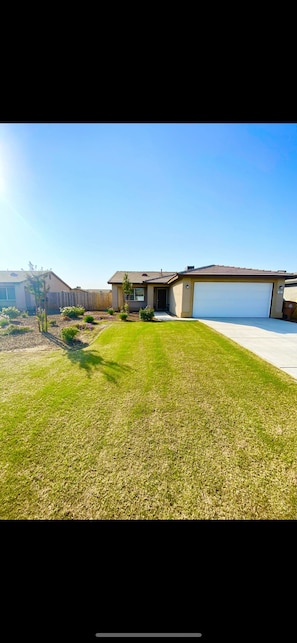 Property grounds - Amazing beautifully Furnished 4Bdr 2Ba Home Sleeps 9 (Bakersfield)