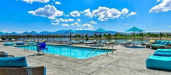 Designer Apt. with Jacuzzi, Pool & Mountain Views