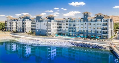 Designer Apt. with Jacuzzi, Pool & Mountain Views