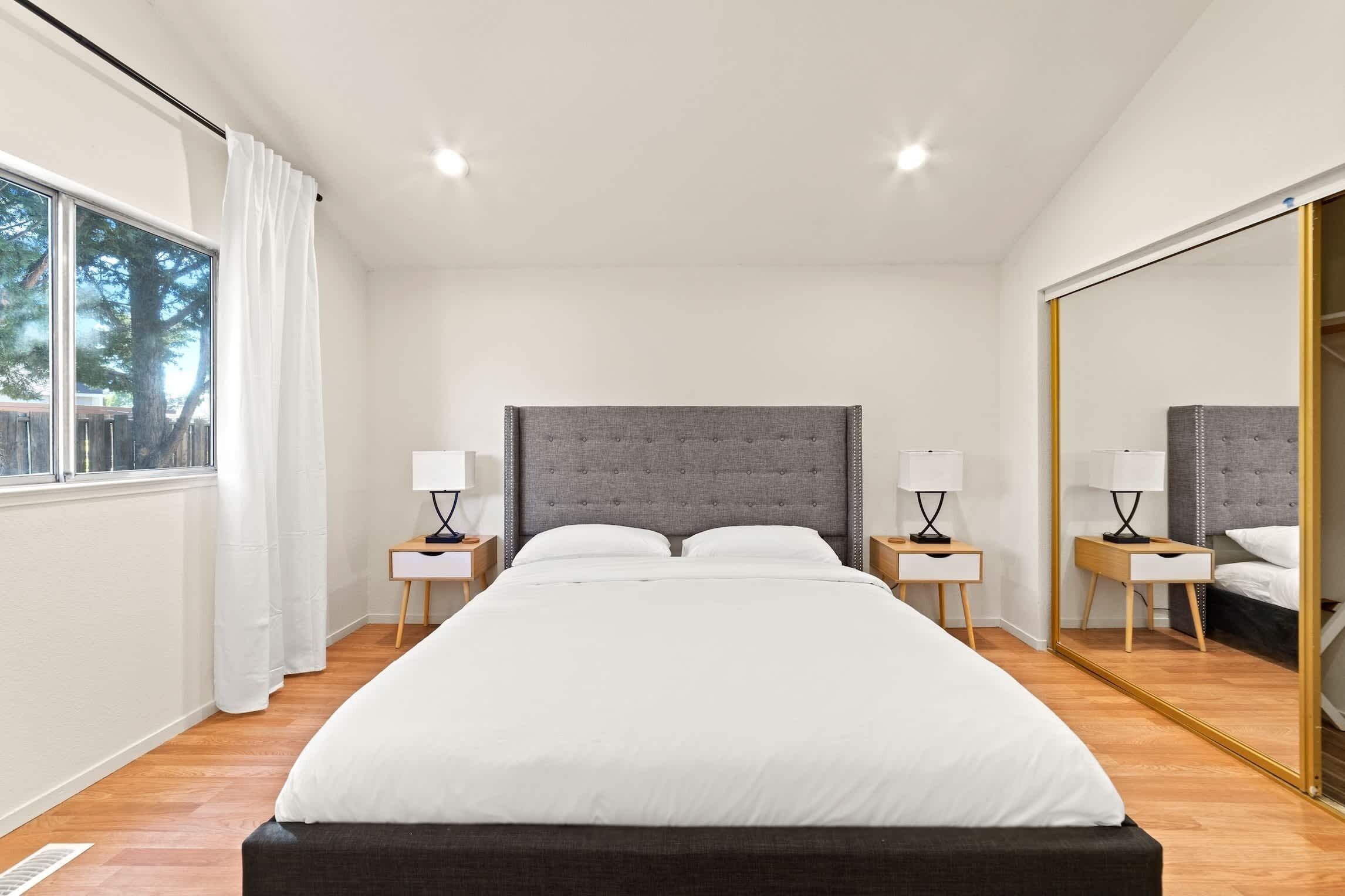 4 soverom, skrivebord, strykejern/-brett og reiseseng for barn