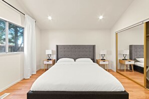 4 quartos, escrivaninha, ferros/tábuas de passar roupa, berço de viagem