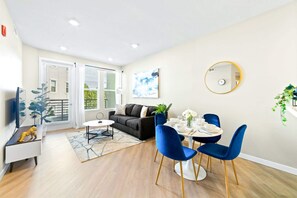 TV, offices - Designer Apt. with Jacuzzi, Sky Lounge, Gym Access (Sparks)