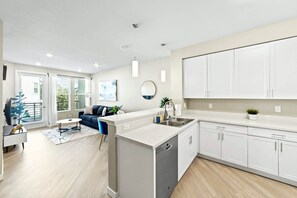 TV, offices - Designer Apt. with Jacuzzi, Sky Lounge, Gym Access (Sparks)