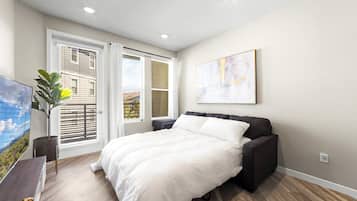 1 habitación, escritorio, tabla de planchar con plancha y cuna de viaje