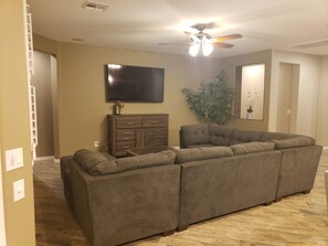 Smart TV, ping pong, books, stereo