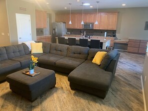 Smart-TV, Tischtennisplatte, Bücher, Stereoanlage