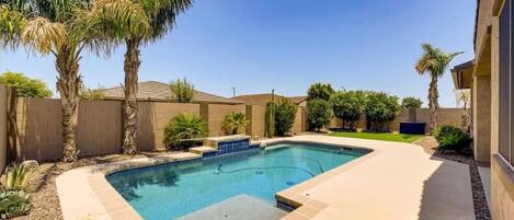 Een buitenzwembad, een verwarmd zwembad