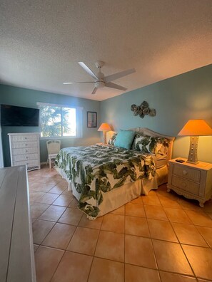 2 habitaciones, escritorio y tabla de planchar con plancha 