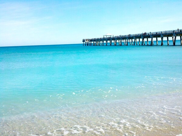 Playa en los alrededores, camastros y toallas de playa 