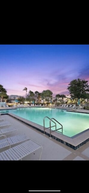 Alberca al aire libre y alberca climatizada