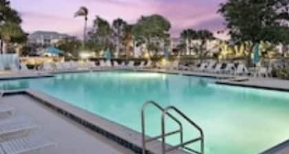 Tired of the cold? Come warm up with us at Jupiter Bay !! 3 min ride to Beach !