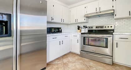 Tequesta Beach House, Heated Private Pool, Close to Beach, Sleeps 8