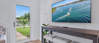 Tequesta Beach House, Heated Private Pool, Close to Beach, Sleeps 8