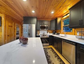 ثلاجة، ميكروويف، فرن، موقد طهي مسطح