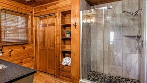 Combined shower/bathtub, hair dryer, towels