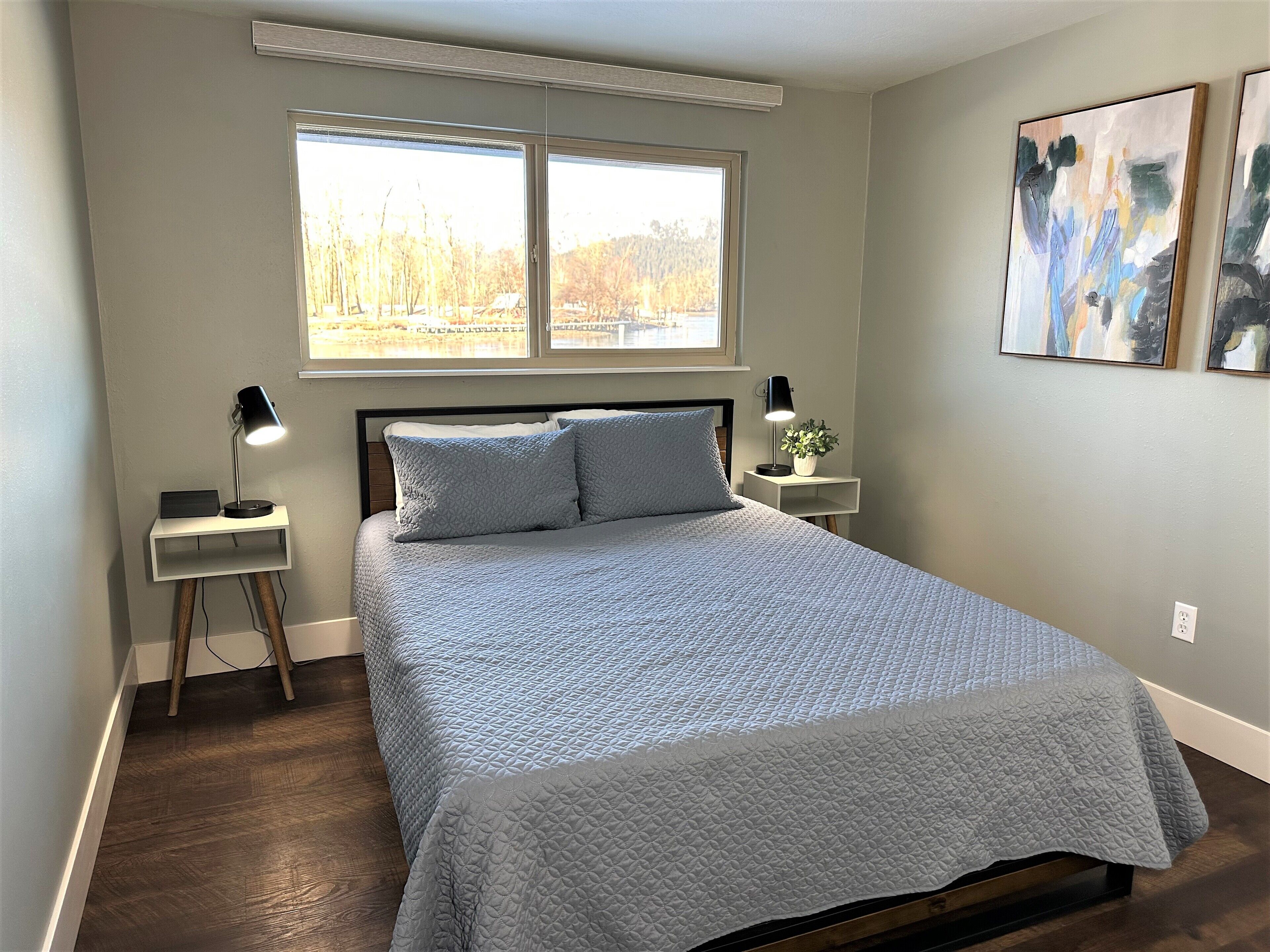 3 habitaciones, escritorio y tabla de planchar con plancha 