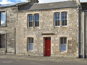 Exterior - A spacious house in an ideal location, across the road from the beach. (Kirkcaldy)