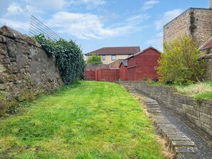 Property grounds - A spacious house in an ideal location, across the road from the beach. (Kirkcaldy)