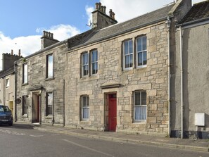 Exterior - A spacious house in an ideal location, across the road from the beach. (Kirkcaldy)