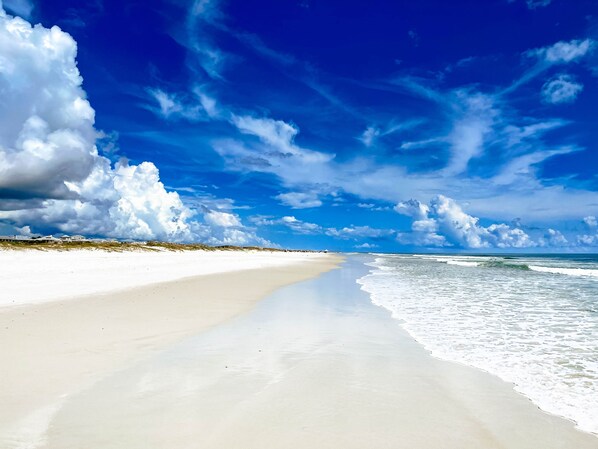 Una spiaggia nelle vicinanze, lettini da mare, teli da spiaggia