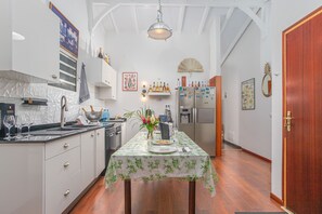 Køleskab, mikrobølgeovn, ovn, kogeplade