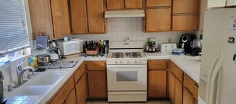 Charming 3-bedroom Condo w/ Patio - Cal Tech Area