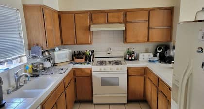 Charming 3-bedroom Condo w/ Patio - Cal Tech Area