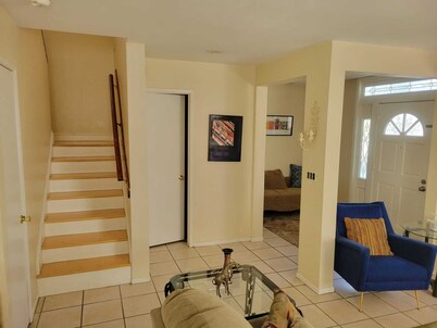 Charming 3-bedroom Condo w/ Patio - Cal Tech Area