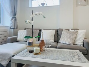 Living area - 2 bedroom accommodation in Littlehampton (Littlehampton)
