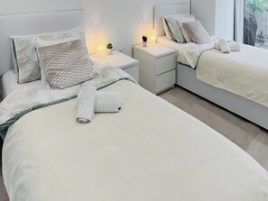 2 室のベッドルーム、WiFi (無料)、ベッドシーツ