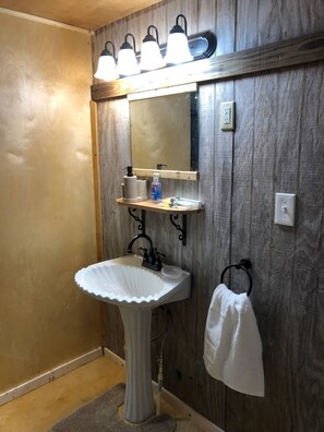 Douche, sèche-cheveux, serviettes fournies, savon