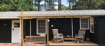 Cabin at Meadow Springs, lakes and walks on 51+acres in Warrenton GA