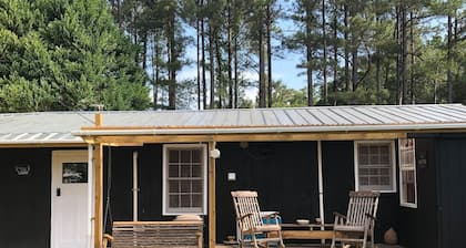 Cabin at Meadow Springs, lakes and walks on 51+acres in Warrenton GA