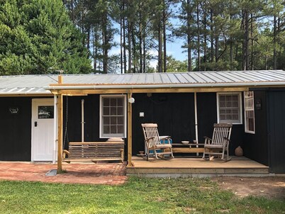 Cabin at Meadow Springs, lakes and walks on 51+acres in Warrenton GA
