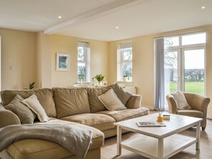 Fireplace - 3 bedroom accommodation in Gembling (Gembling)