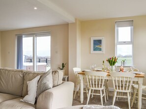 Fireplace - 3 bedroom accommodation in Gembling (Gembling)