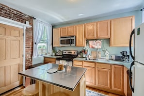 Kjøleskap, mikrobølgeovn, ovn og kokeplater